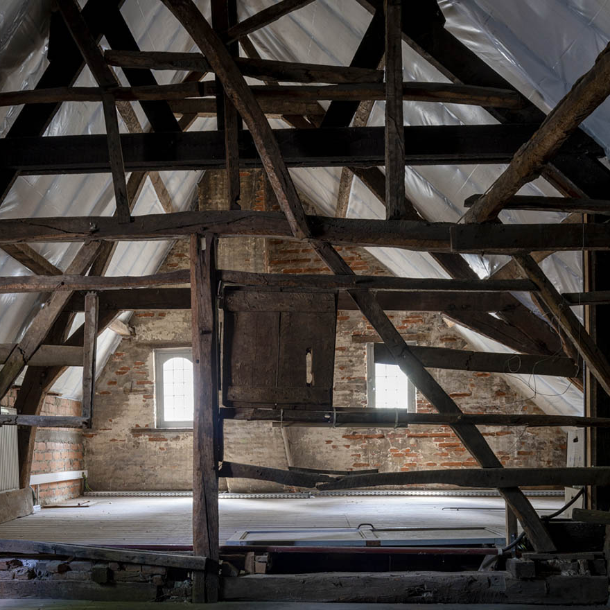 Affiche conférence « L’ancien béguinage d’Anderlecht, du pan de bois à la maison maçonnée (15e-18e siècles). Bilan des études pluridisciplinaires sur un bâtiment d’exception»